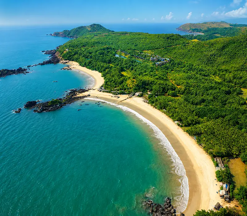Spectacular high cliffs overlooking the ocean in Gokarna